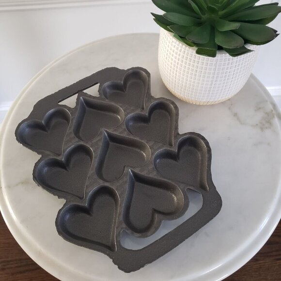 NEW Cast Iron Valentine's Day Heart-Shaped Cookie Cornbread Candy Muffin Mold - Picture 2 of 7